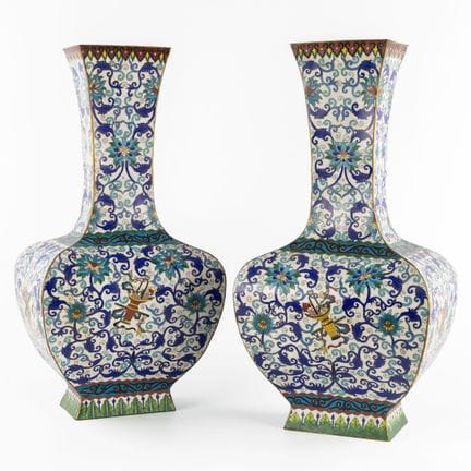 Un par de grandes jarrones orientales de cloisonné