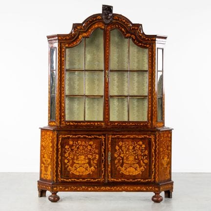 一件古董荷兰式“Deux Corps”展示柜，饰有精美的花卉镶嵌工艺和球形柜脚，18/19世纪。

