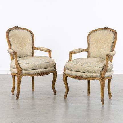 Due poltrone “cabriolet”, scolpite e patinate, sti