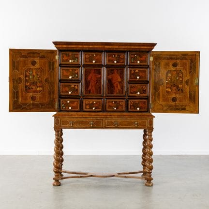 Ein William-&amp;-Mary-Schrank auf Sockel mit Nuss