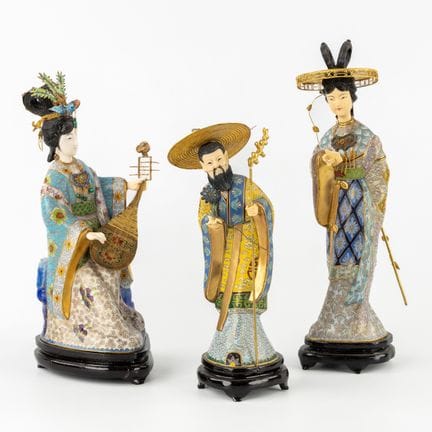 Trois figurines chinoises en cloisonné, représenta