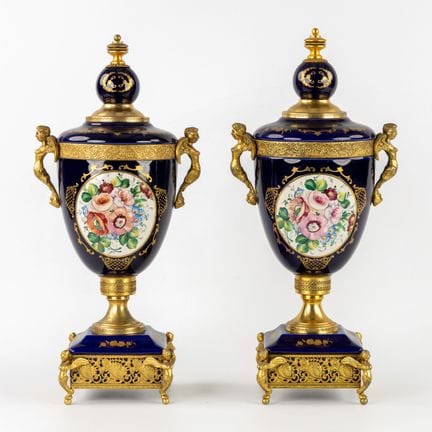 Limoges, paire de vases ornés d’anges, style Sèvre