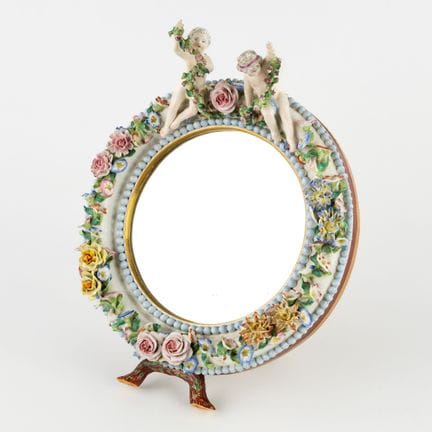 Miroir de table en porcelaine polychrome, orné d'a