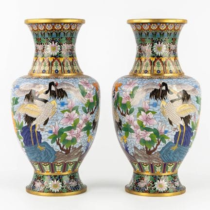 Un par de grandes jarrones orientales de cloisonné