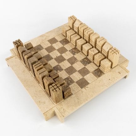 Jeu d'échecs en travertin, comprenant un échiquier