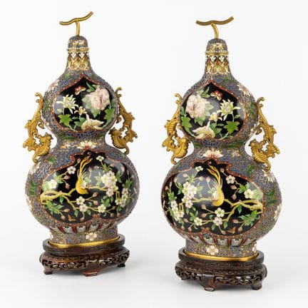 Un par de jarrones orientales de cloisonné con for