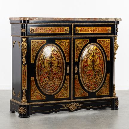 Ein zweitüriger Schrank im Boulle-Stil, aus ebonis