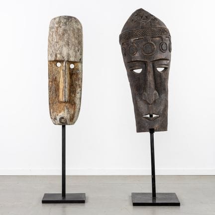 Art tribal, deux grands masques décoratifs sur soc