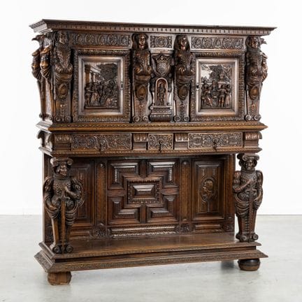 Ein reich verzierter zweitüriger Sideboard oder Sc