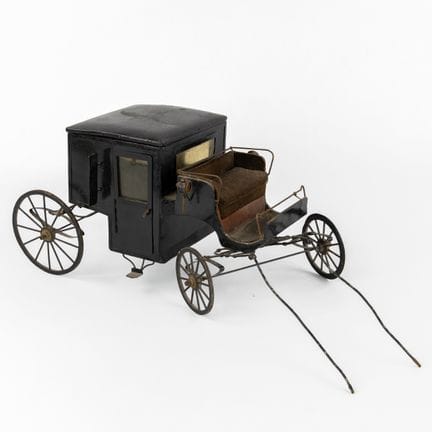 Une calèche ou un carrosse miniature, en bois et m