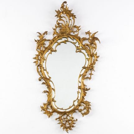 Espejo de bronce dorado con motivos de rocaille y 