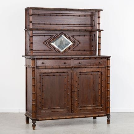 Ein zweistöckiger Buffetschrank mit Spiegel und De