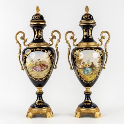 Paire de grands vases décoratifs représentant des 