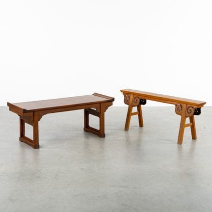 Une table d'autel chinoise et un petit banc, en bo