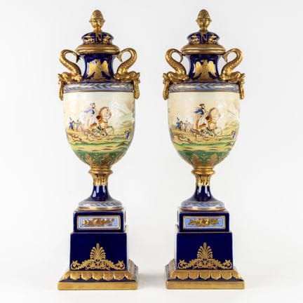 Sèvres, paire de grands vases « Napoléon » à décor