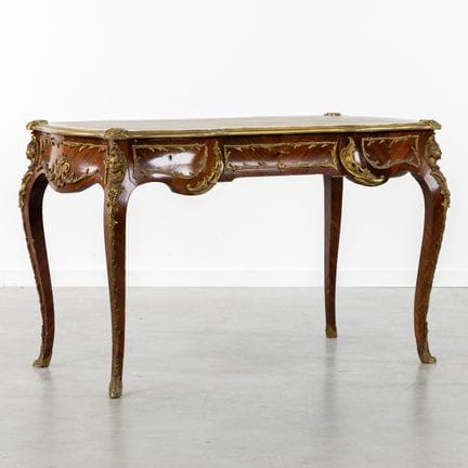 一张书桌或“Bureau plat”，玫瑰木贴面，饰以精美的青铜镶件，路易十五风格，仿查尔斯·克雷森