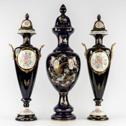 Limoges et Oro Zecchino, trois vases bleu cobalt, 