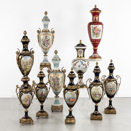 Dix grands vases décoratifs de style Sèvres, dont 