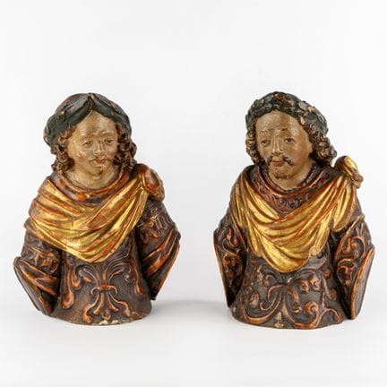 Paire de sculptures représentant des hommes coiffé