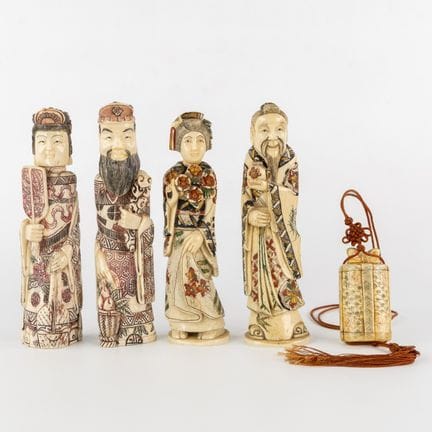 Deux flacons à tabac, deux figurines okimono et un
