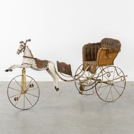 Tricycle ancien ou vélo tiré par un attelage, en b