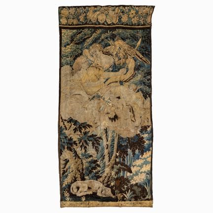 Une tapisserie ancienne de style « Verdure » repré