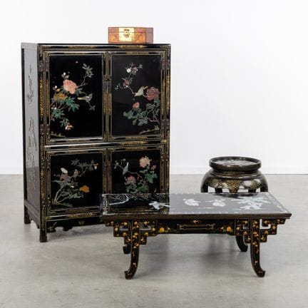 Un buffet, une table basse et une table d'appoint 