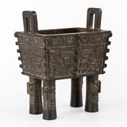 Un fangding ancien, ou vase rituel chinois, en bro