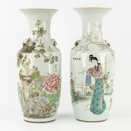 Dos jarrones chinos, «Famille Rose», decorados con