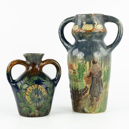 Poterie de Torhout, deux vases, décorés d'une pays