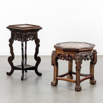Deux tables d'appoint ou supports orientaux en boi