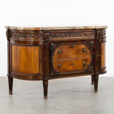 Une commode « demi-lune » avec un plateau en marbr