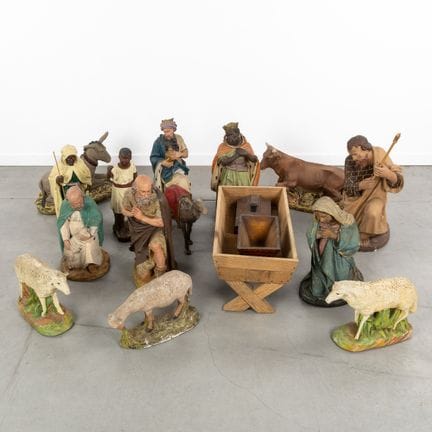 Une grande crèche de 14 pièces, en plâtre polychro