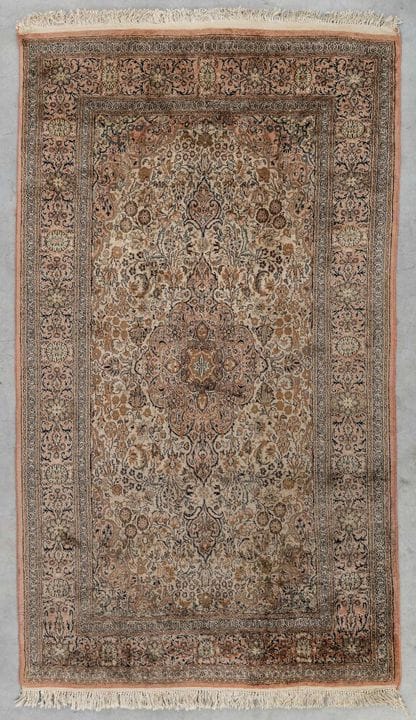 Tapis oriental fait main, en soie, probablement du