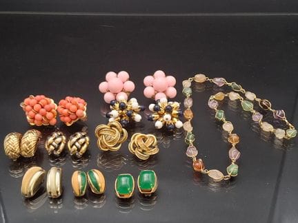 Neuf paires de clips d’oreilles fantaisie en métal