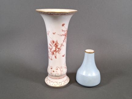 SEVRES. 
Vaso a tromba in porcellana con decorazio