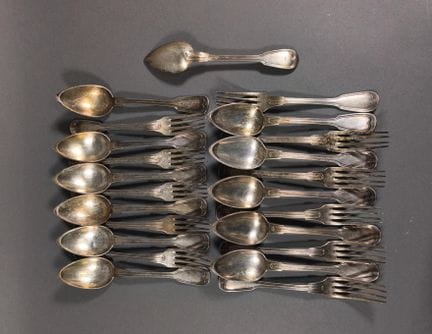 Suite de 11 couverts en argent et une cuillère, mo