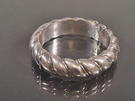 René SITOLEUX. 
Bracelet en argent à décor de godr