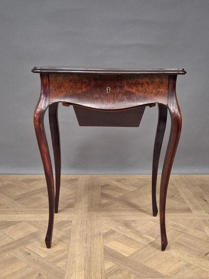 Table à ouvrage en bois et placage de ronce, le pl