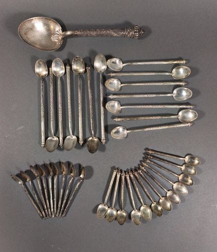 Set composto da 14 cucchiai da cocktail, 22 cucchi