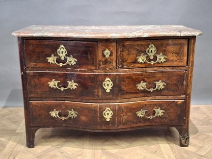 Commode en bois plaqué, la façade mouvementée ouvr