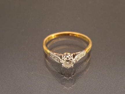 Bague en or jaune 750 millièmes et platine sertie 