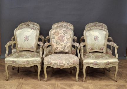 Suite de six fauteuils cabriolet en bois mouluré, 