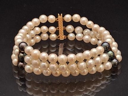 Bracelet à trois rangs de perles, fermoir et inter