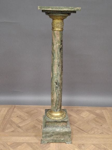 Sedia in marmo e ottone cesellato. 
Altezza: 114 c