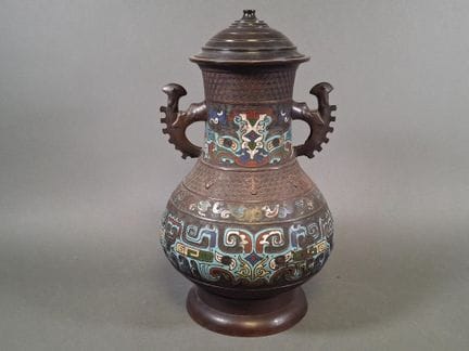 CINA. Vaso con coperchio in bronzo patinato, decor