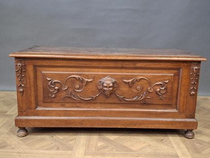 Coffre rectangulaire en noyer mouluré et sculpté, 