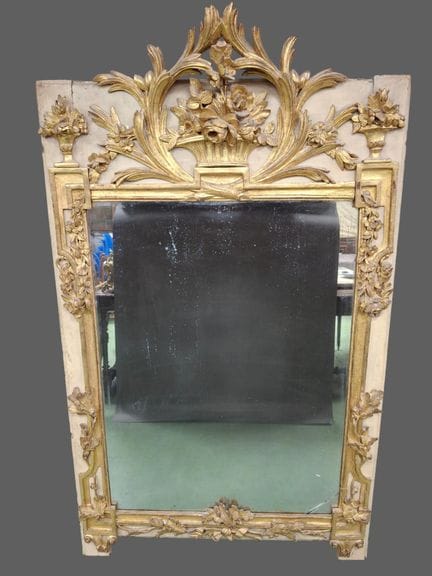 Glace boiserie en bois sculpté et doré sur fond en