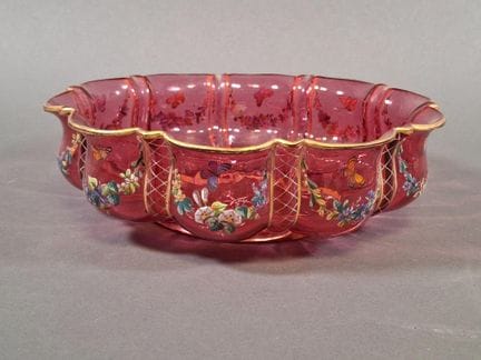 Coppa polilobata in vetro colorato di rosa con dec