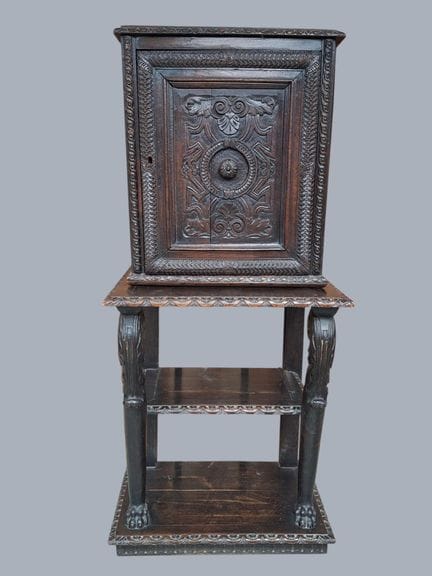 Crédence en bois sculpté, ouvrant par une porte, r